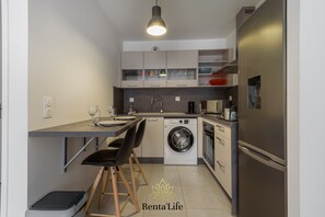 Refrigerador, microondas, horno, placa de cocina