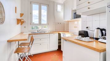 Frigorifero, microonde, piano cottura, lavastoviglie