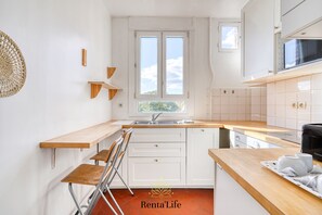 Réfrigérateur, micro-ondes, plaque de cuisson, lave-vaisselle