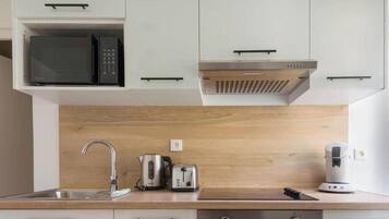 Frigorifero, microonde, forno, piano cottura