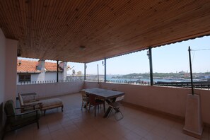 Outdoor dining - Stylish Galata 3BR w/ Balcony & Bosphorus View/AC (beyoglu)