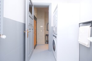 Interior - Stylish Galata 3BR w/ Balcony & Bosphorus View/AC (beyoglu)