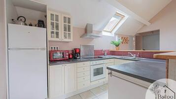 Réfrigérateur, micro-ondes, four, plaque de cuisson