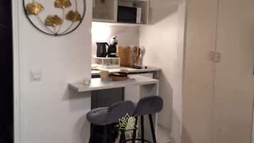 雪櫃、微波爐、焗爐、爐具