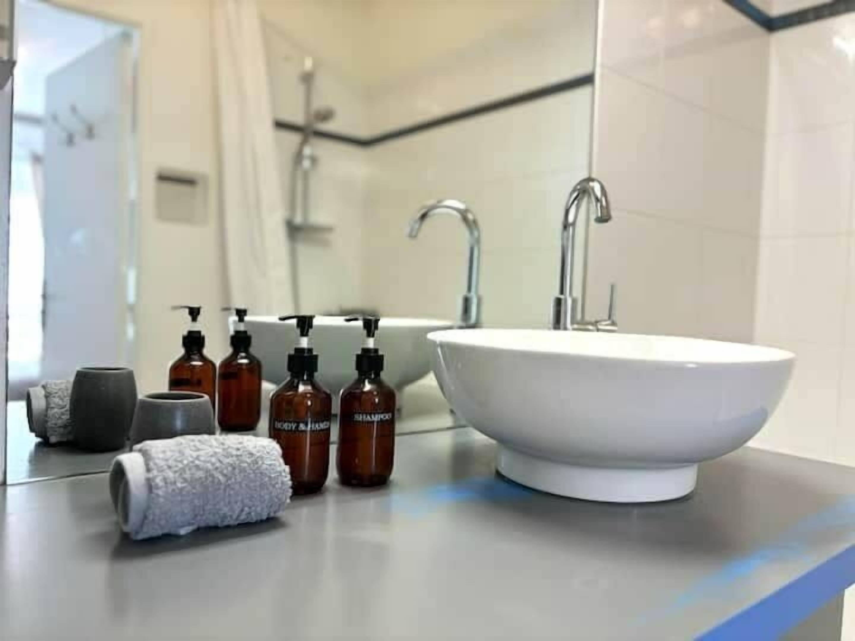 Sèche-cheveux, serviettes fournies, savon, papier toilette