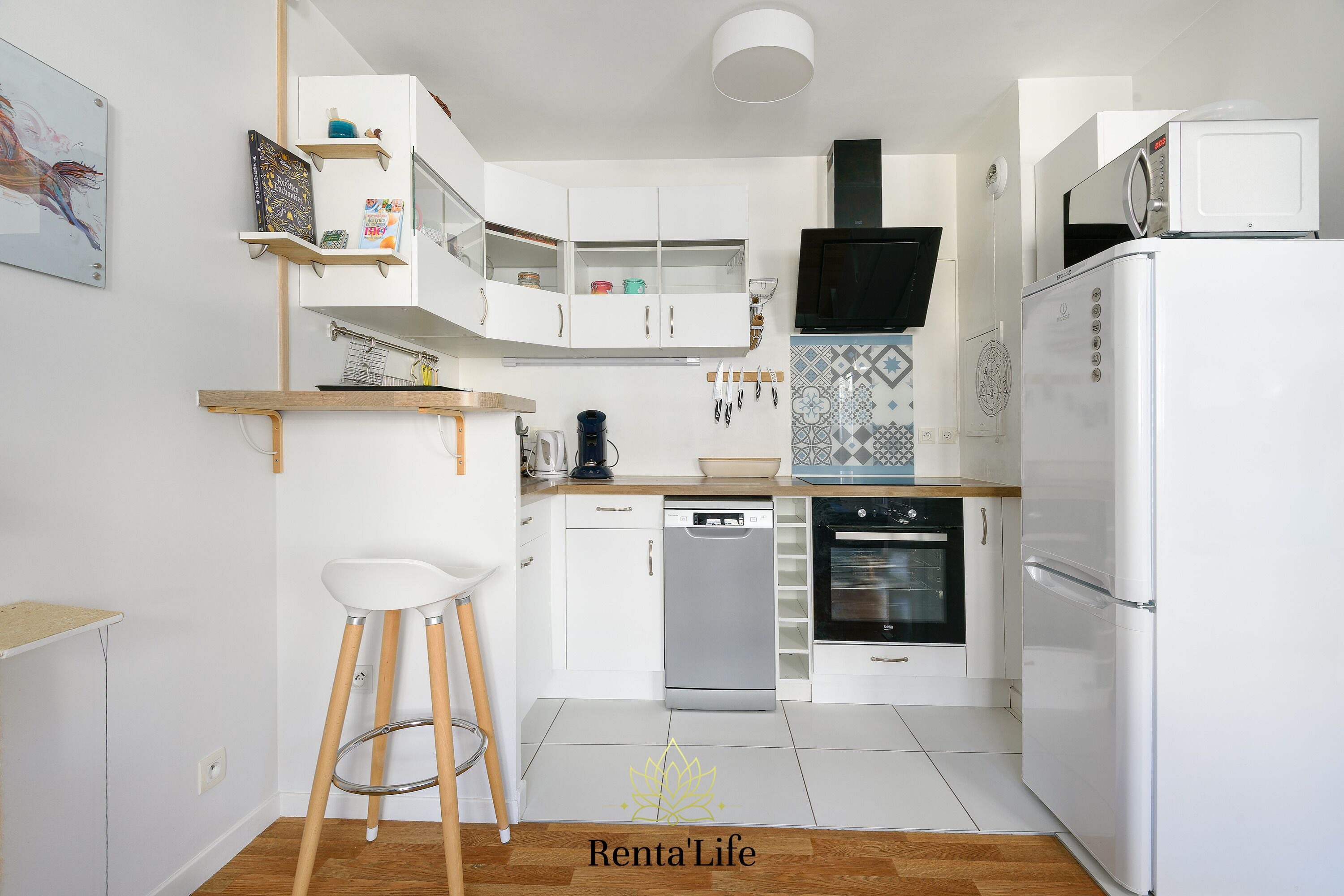 Réfrigérateur, micro-ondes, four, plaque de cuisson