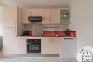 Fridge, microwave, oven, stovetop - Donald's Lodge - 5 min from Disneyland Paris (Magny-le-Hongre)