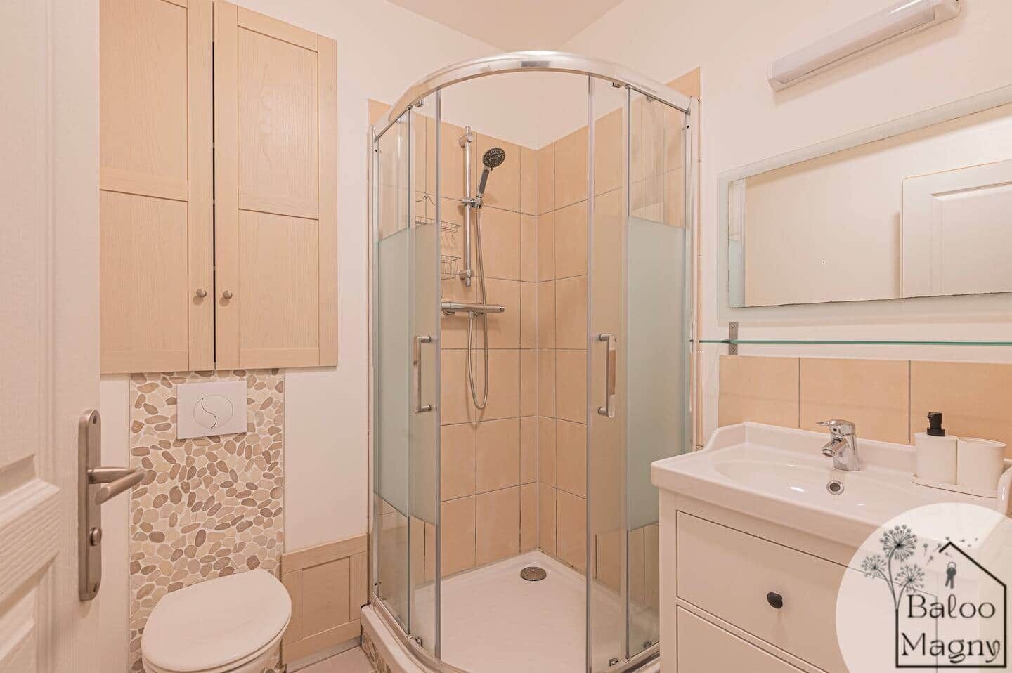 Sèche-cheveux, serviettes fournies