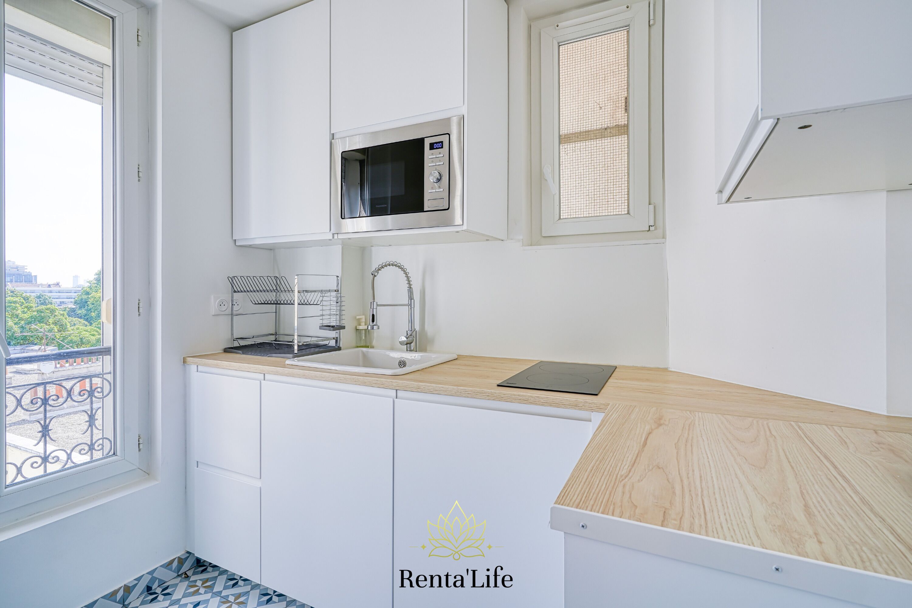 Frigorifero, microonde, piano cottura, lavastoviglie