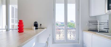 Réfrigérateur, micro-ondes, plaque de cuisson, lave-vaisselle