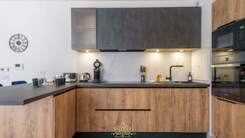 Réfrigérateur, micro-ondes, four, plaque de cuisson