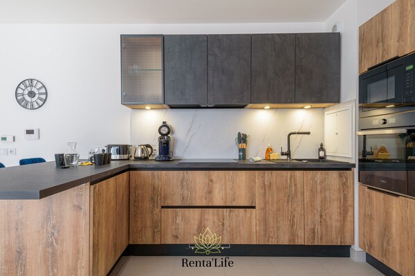 Refrigerador, microondas, horno y parrilla de estufa 