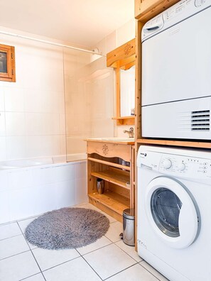 Douche, sèche-cheveux, serviettes fournies