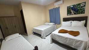 Family Room | Desk, free WiFi