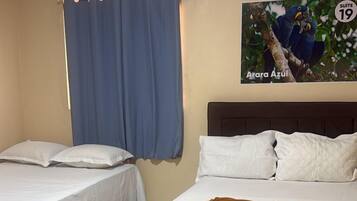 Family Room | Desk, free WiFi