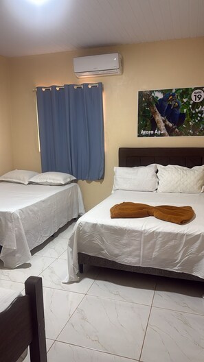 Family Room | Desk, free WiFi