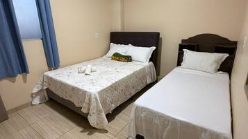 Quarto quádruplo standard | Escrivaninha, Wi-Fi de cortesia