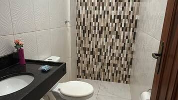 Family Room | Bathroom | Shower, towels, soap, shampoo