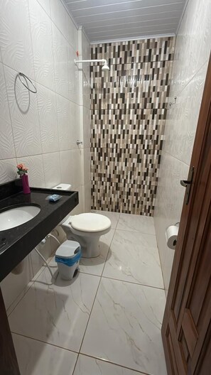 Family Room | Bathroom | Shower, towels, soap, shampoo