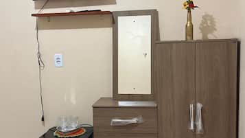 Habitación estándar con 2 camas individuales | Escritorio y wifi gratis