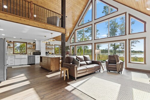 Cozy cabin in the woods with peaceful views - 4 bedrooms!