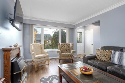 Comfortable 3 bedroom unit on a quiet street,close to downtown