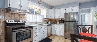 Comfortable 3 bedroom unit on a quiet street,close to downtown