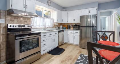 Comfortable 3 bedroom unit on a quiet street,close to downtown