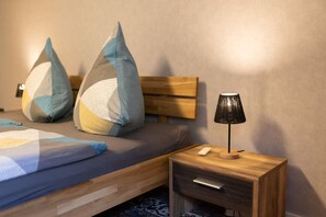 1 dormitorio, tabla de planchar con plancha, wifi y ropa de cama