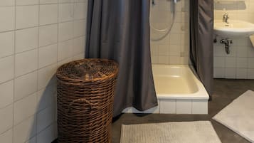 Ducha, secador de pelo y toallas
