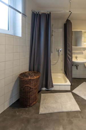 Shower, hair dryer, towels. Apartment 'Taunuslodge' with Private Terrace, Garden and Wi-Fi