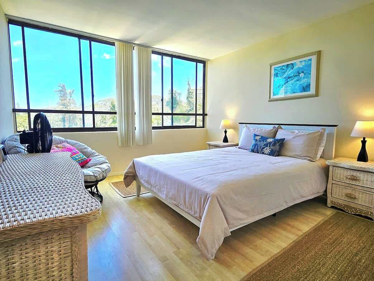 2 makuuhuonetta, työpöytä, silitysrauta/-lauta, vauvan matkasänky