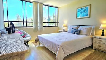 2 makuuhuonetta, työpöytä, silitysrauta/-lauta, vauvan matkasänky