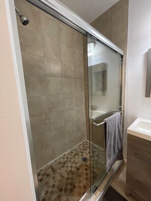 Secadora de cabello, toallas, jabón, shampoo 