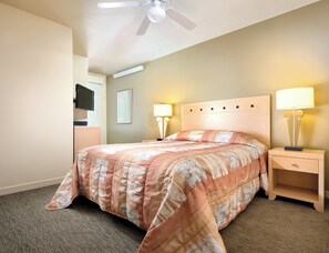 Suite, 2 slaapkamers | Een strijkplank/strijkijzer, wifi, beddengoed