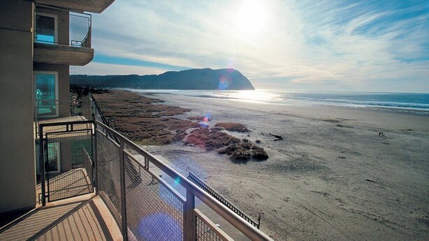 Un balcón con vista a la playa y al océano.