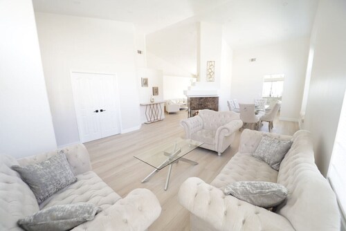 Marvelous 4-bedroom villa with Mountain Views in Santa Clarita