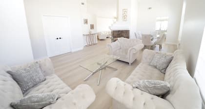 Marvelous 4-bedroom villa with Mountain Views in Santa Clarita