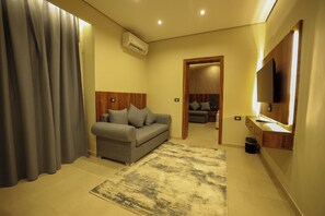 Suite estudio Deluxe, vista a la ciudad | Área de sala de estar