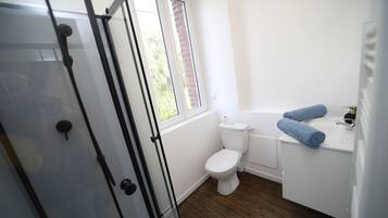 Een douche, een haardroger, handdoeken, zeep