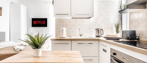 Refrigerador, horno, parrilla de estufa y cafetera y tetera