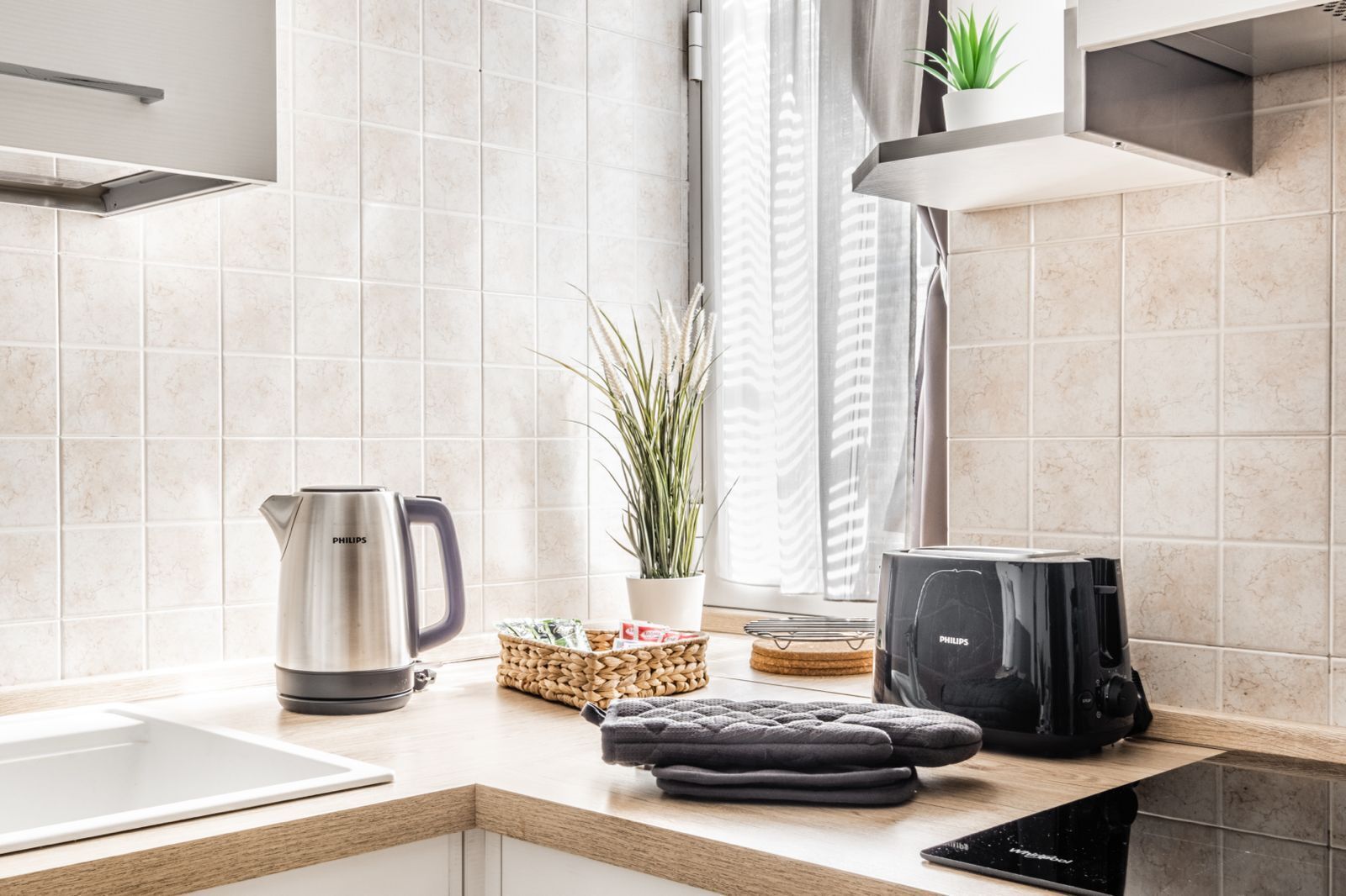 Wasserkocher mit Kaffee-/Teezubehör, Kühlschrank, Ofen, Herdplatte