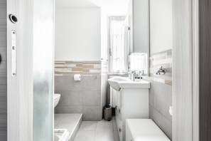 Dusche, Haartrockner, Handtücher