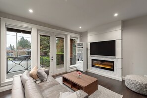 Smart TV, chimenea, videojuegos y libros 