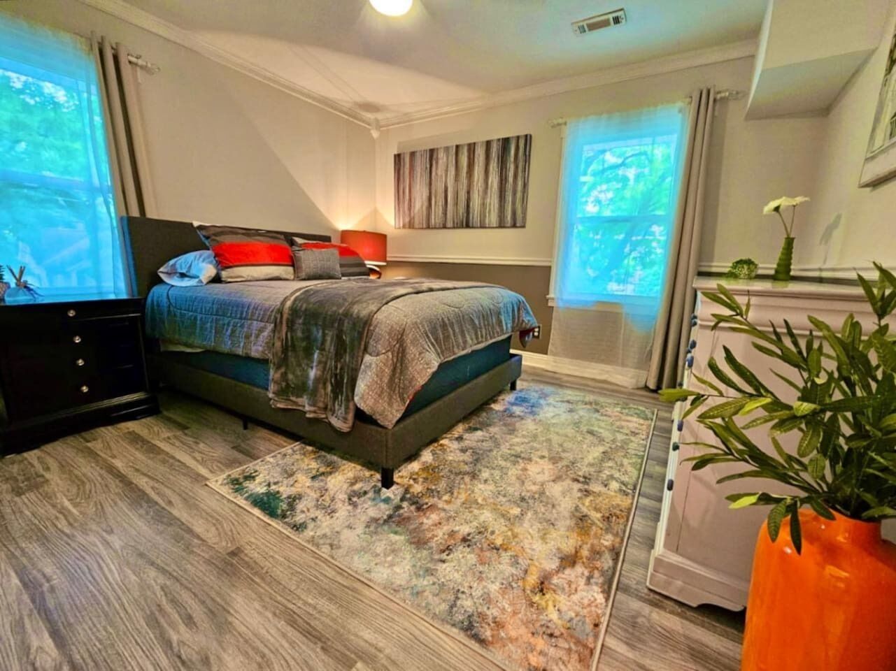 3 habitaciones, escritorio y tabla de planchar con plancha 