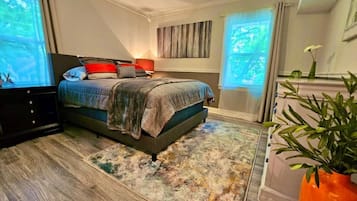 3 habitaciones, escritorio y tabla de planchar con plancha