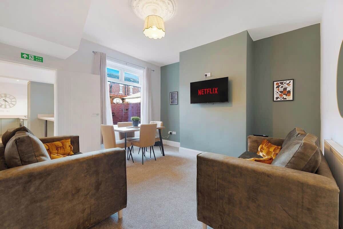 Cosy living room equipped with a SMART TV with Netflix and plenty of space to sit down and relax. 