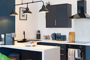 Fridge, microwave, stovetop, dishwasher