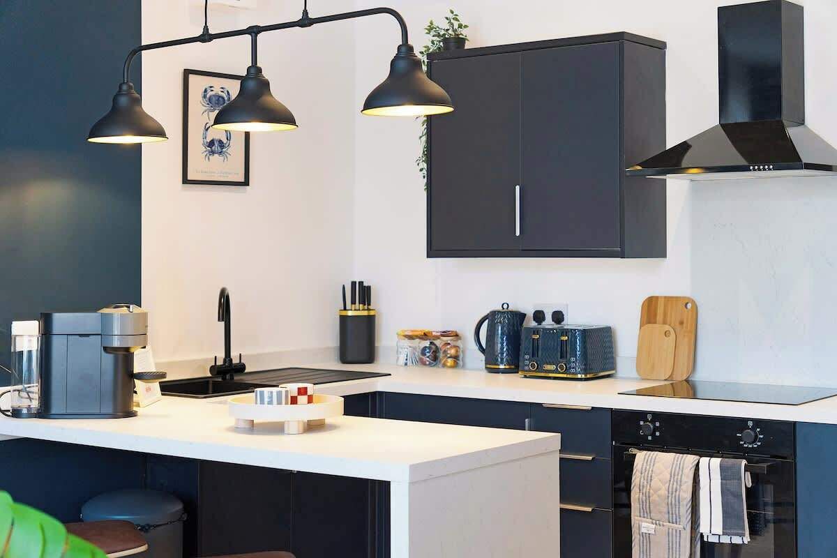 Réfrigérateur, micro-ondes, plaque de cuisson, lave-vaisselle