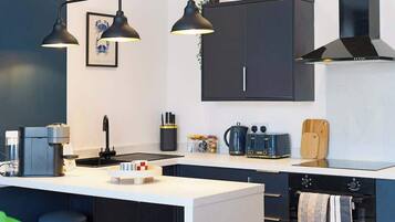 Réfrigérateur, micro-ondes, plaque de cuisson, lave-vaisselle